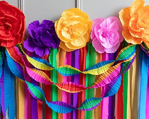 На фона стримеров Riles & Баш Fiesta с цветя от гофрирана хартия и Велпапе панделки (Fiesta)