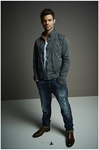 The Originals Даниел Гилис в ролята на Элайджи Майклсона, който стои на снимки с размери 8 х 10 см
